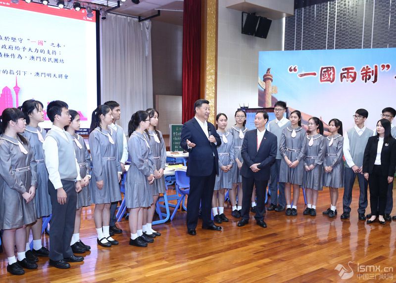 2019��12��19�գ�������ϯ��(x��)��ƽ�ڰ��T�؄e�����^(q��)�����L�ٴ�������ͬ��������λ�ڰ��T��ɳ�h(hu��n)�������C�Ϸ���(w��)���ĺ�婽��ЌW(xu��)����Ӣ�ŌW(xu��)У��ͬ���T����͎����H�н�������婽��ЌW(xu��)����Ӣ�ŌW(xu��)У�^Ħ�ԡ���һ�����ơ��c���T�����}���Ї��vʷ���_�n������(x��)��ƽ�ߵ��W(xu��)�����g��ϯ�l(f��)����Ҫ�vԒ�����A��ӛ�� ���i �z