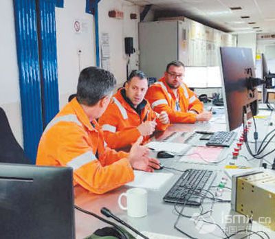 馬特科維奇(中)在熱軋車間中控室內(nèi)與同事交流。 以上圖片均為本報記者謝亞宏攝