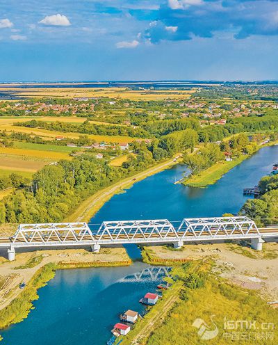 匈塞鐵路弗爾巴斯鋼桁梁特大橋。 中國鐵路國際有限公司塞爾維亞分公司供圖